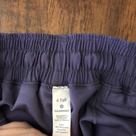 Lululemon size 4 hotty hot 4” - Picture 3 of 4